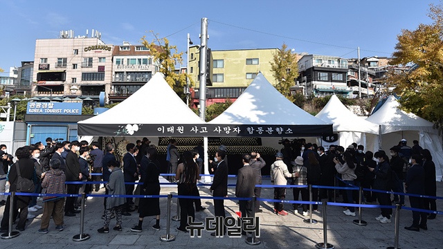 ▲ 31일 이태원 녹사평역 광장에 마련된 핼러윈 사고 사망자 합동 분향소에서 시민들이 헌화하고 있다. ⓒ 강민석 기자