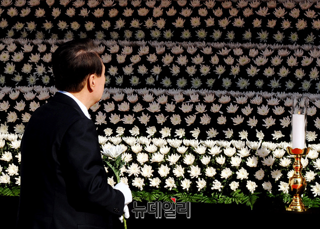 ▲ 윤석열 대통령이 31일 오전 서울광장에 마련된 이태원 참사 사망자 합동분향소를 찾아 조문하고 있다.ⓒ이종현 기자