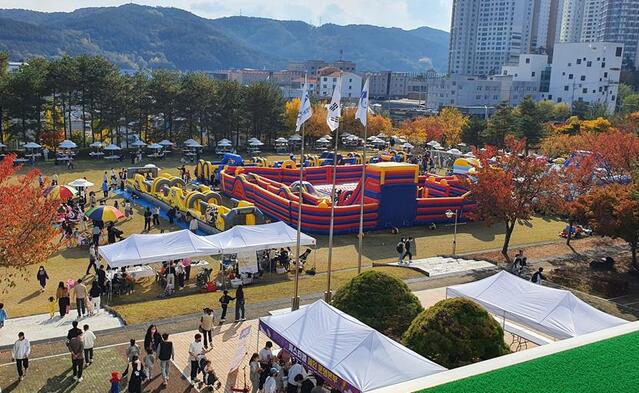 ▲ 구미전자정보기술원(원장 우병구)은 지난 10월 29일 오전 11시에 지테크샵(메이커스페이스 전문랩) 및 혁신관, 운동장 일대에서 지역 청년창업자들과 함께 구미시 청년창업 페스티벌 행사를 개최했다.ⓒ구미시