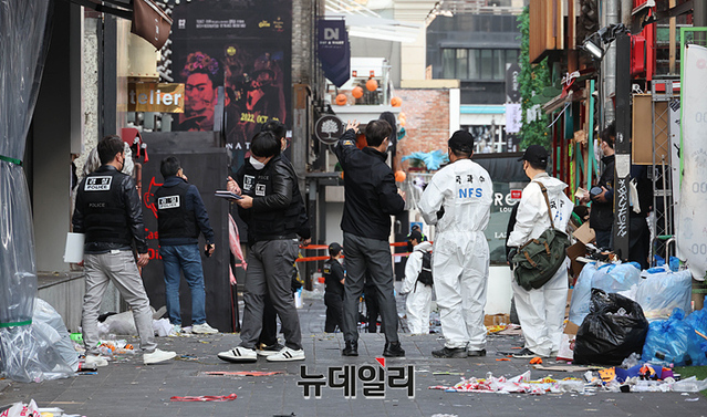 ▲ 경찰과 국립과학수사연구원 등으로 구성된 합동감식반이 31일 오후 서울 용산구 '이태원 압사 사고' 현장을 찾아 합동감식을 하고 있다. ⓒ강민석 기자