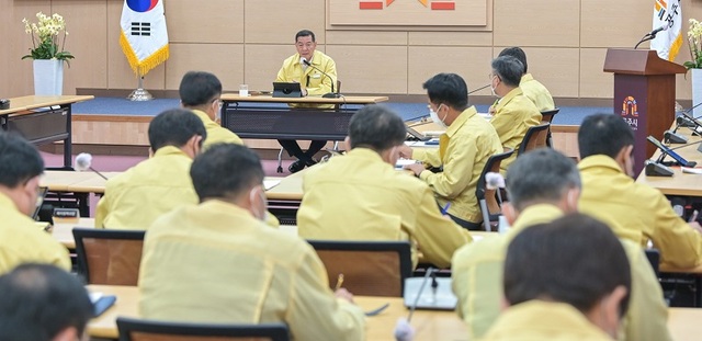 ▲ 최원철 충남 공주시장이 지난달 31일 이태원 압사 참사'와 관련해 시청 대회의실에서 사고 방지를 위한 대책회의에 앞서 희생자를 애도하고 있다.ⓒ공주시