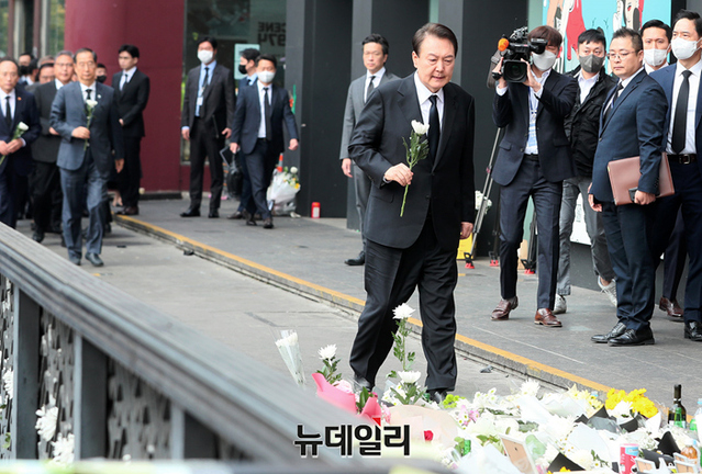 ▲ 윤석열 대통령이 1일 오전 서울 용산구 이태원역 1번 출구 앞에 마련된 '이태원 압사사고' 추모 공간을 찾아 현장을 둘러보고 있다. 정부는 11월 5일까지 국가 애도 기간으로 지정했다.ⓒ정상윤 기자