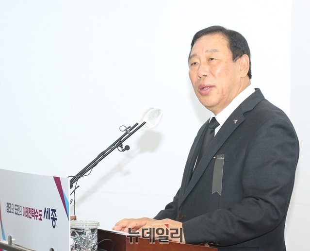 ▲ 최민호 세종시장이 1일 시청 정음실에서 정례브리핑을 하고 있다.ⓒ이길표 기자