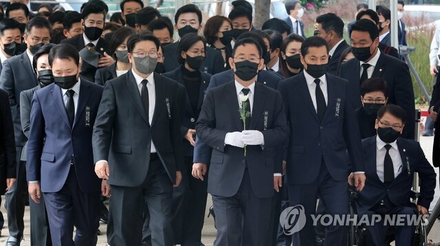 ▲ 국민의힘 주호영 원내대표 등 의원들이 1일 오전 서울광장에 마련된 이태원 사고 사망자 합동 분향소에서 조문하고 있다. ⓒ연합뉴스