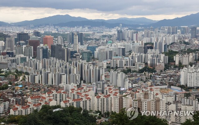 ▲ 인왕산에서 바라본 서울 시내 아파트와 주택가. 220831 ⓒ연합뉴스