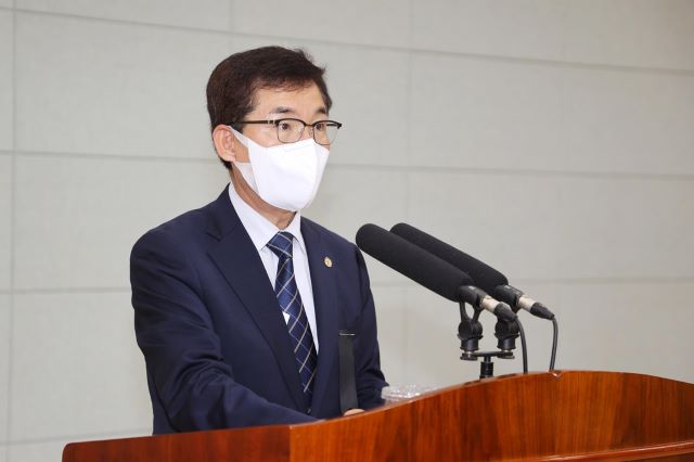 ▲ 윤건영 충북교육감이 1일 월례조회에서 “과거에 얽매여 답습하는 조직은 급변하는 시대에 뒤떨어지고 도태될 수밖에 없다“며 조직문화의 혁신을 강조하고 있다.ⓒ충북교육청