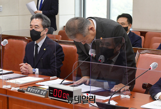 ▲ 이상민 행정안전부 장관이 1일 오후 국회에서 열린 행정안전위원회 전체회의에서 이태원 참사 현안 보고에 앞서 고개를 숙여 사과를 하고 있다.ⓒ이종현 기자