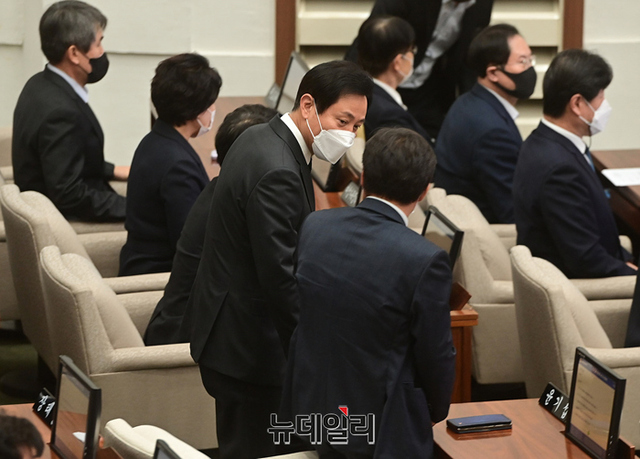 ▲ 1일 열린 서울시의회 제315회 정례회 본회의에서 오세훈 서울시장이 참석해 시의원들과 인사를 나누고 있다. ⓒ정상윤 기자