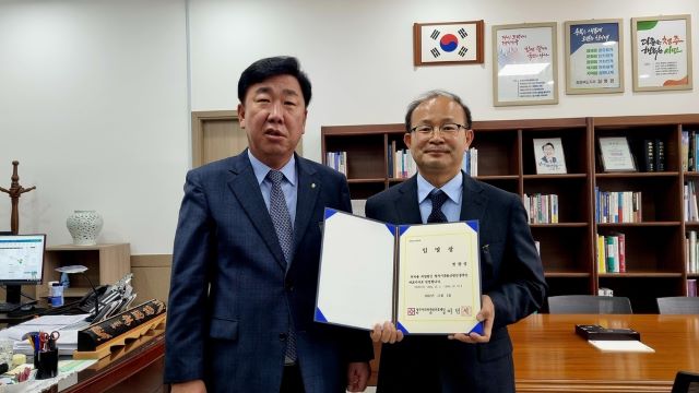 ▲ 이범석 청주시장(왼쪽)과 임명장을 받은 변광섭 대표이사.ⓒ청주시문화산업진흥재단