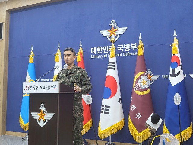 ▲ 2일 오전 10시30분 국방부 브리핑룸에서 강신철 합참 작전본부장이 북한 탄도미사일 발사에 대한 우리 군의 입장을 발표하고 있다. ⓒ이바름 기자