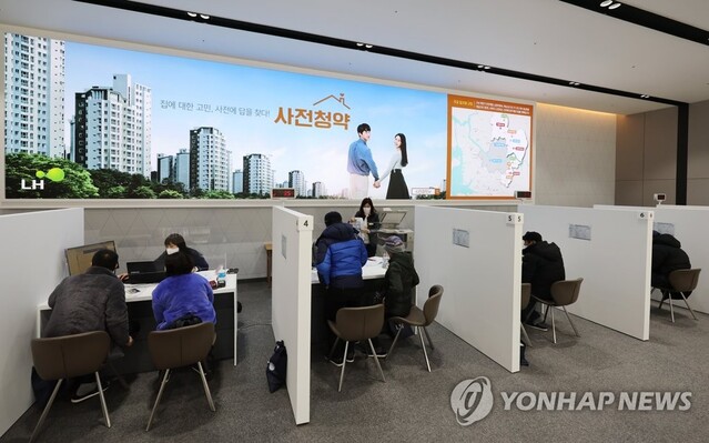 ▲ 경기도의 한 신혼희망타운 사전청약 접수처에서 시민들이 청약상담을 받고 있다.ⓒ연합뉴스