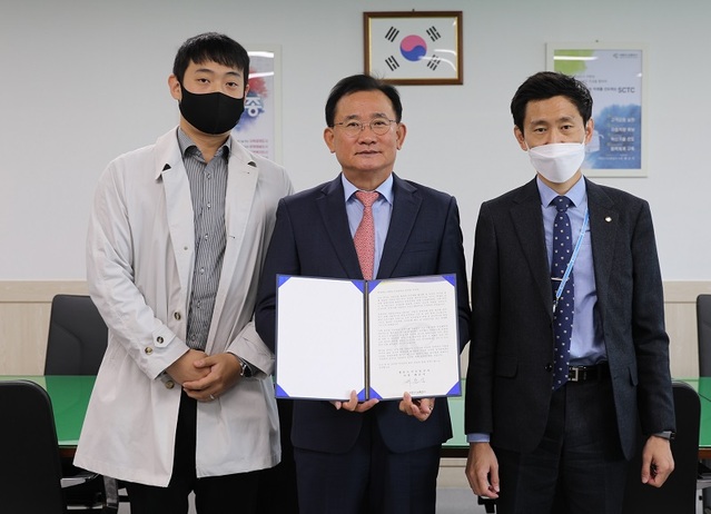 ▲ 배준석 세종도시교통공사 사장이 지원들과 함께 공정거래 자율준수 프로그램 도입에 따른 기념촬영을 하고 있다.ⓒ세종시