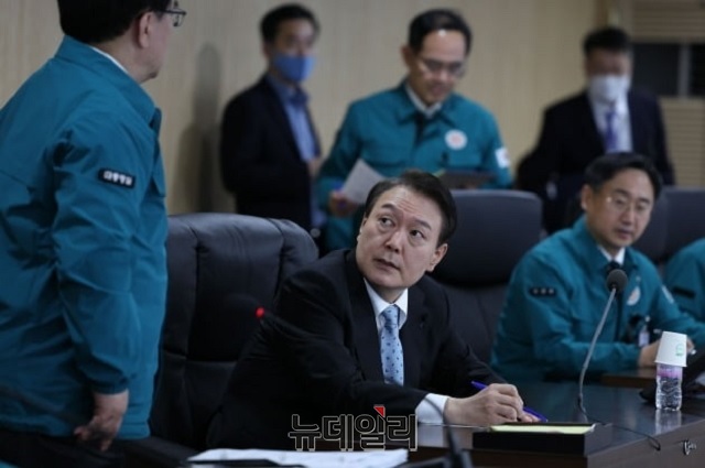 ▲ 윤석열 대통령이 2일 서울 용산 대통령실 국가위기관리센터에서 북한의 탄도미사일 발사 관련 긴급 국가안전보장회의를 주재하고 있다.ⓒ대통령실 제공