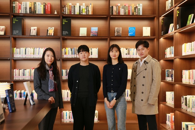 ▲ (오른쪽에서 왼쪽으로) DGIST 에너지공학과 양지웅 교수, 박규리 석박통합과정생, UNIST 신소재공학과 권종익 석박통합과정생, 최문기 교수.ⓒDGIST