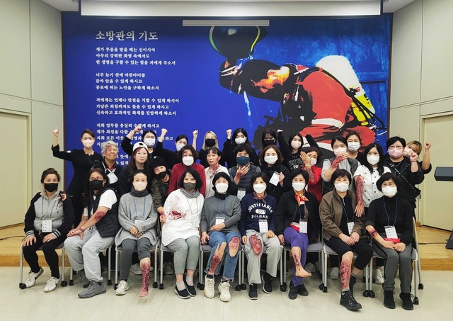 ▲ 영진전문대학교(총장 최재영) 뷰티융합과가 ‘재난현장 구급대응훈련’ 현장에서 전공실력을 토대로 재능기부 활동을 펼쳐 소방 관계자들로부터 호평을 받았다.ⓒ영진전문대