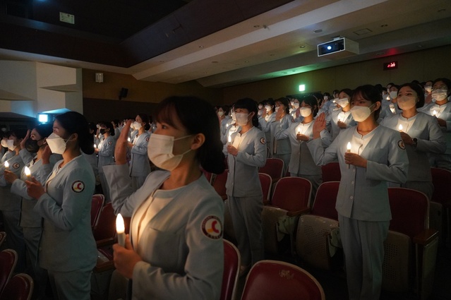 ▲ 수성대학교 간호학과 학생들의 ‘제52회 나이팅게일 선서식’이 1일 성요셉관 강당에서 김은영 교학지원처장 등 본부 보직자와 서부덕 간호대학 학장과 간호학과 교수 등이 참석한 가운데 열렸다.ⓒ수성대
