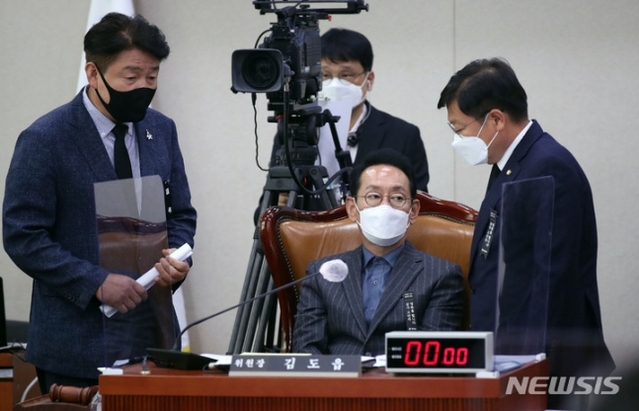 ▲ 김도읍 위원장과 정점식 국민의힘 간사, 기동민 더불어민주당 간사가 2일 오전 서울 여의도 국회에서 열린 법제사법위원회 전체회의에서 의사일정을 논의하고 있다.ⓒ뉴시스