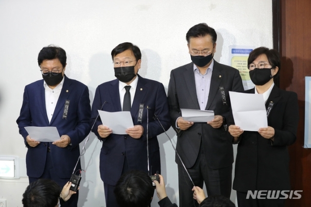 ▲ 정점식 국회 법제사법위원회 국민의힘 간사와 의원들이 2일 서울 여의도 국회 법사위 앞에서 의사일정과 관련해 기자회견을 하고 있다.ⓒ뉴시스