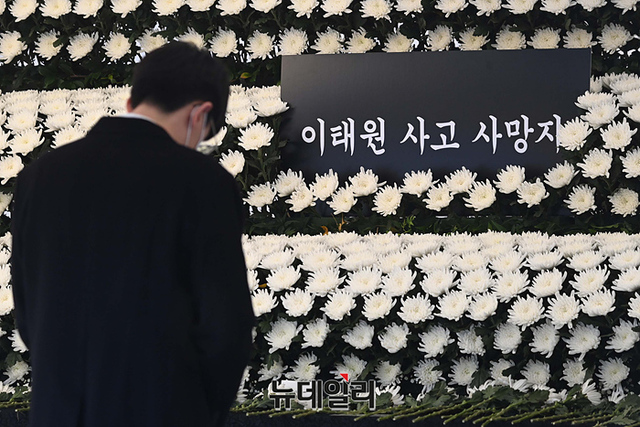 ▲ '이태원 압사 사고' 사망자 합동분향소를 찾은 시민들이 2일 오전 서울 용산구 녹사평역광장에서 조문을 하고 있다. ⓒ강민석 기자