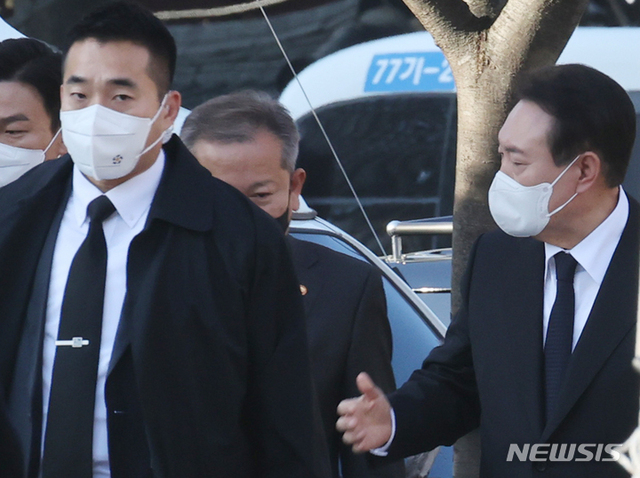 ▲ 윤석열 대통령이 2일 서울광장에 마련된 이태원 사고 사망자 합동분향소에 도착해 이상민 행정안전부 장관과 대화하고 있다. ⓒ뉴시스