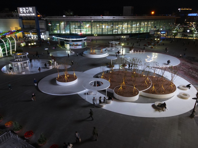 ▲ 대구시는 주요 관문인 동대구역 광장에 ‘빗방울이 그리는 동심원’을 모티브로 자유와 활력이 넘치는 디자인광장을 새롭게 조성했다.ⓒ대구시