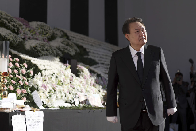 ▲ 윤석열 대통령이 2일 서울광장에 마련된 이태원 사고 사망자 합동분향소에서 굳은 표정을 짓고 있다. ⓒ뉴시스