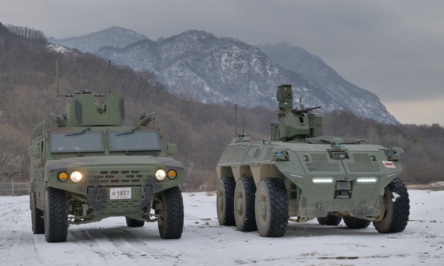 ▲ 무인수색차량(오른쪽)과 통제차량. ⓒ방위사업청 제공