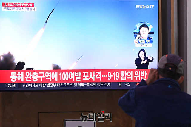 ▲ 북한이 분단 이후 처음으로 동해상 북방한계선(NLL) 이남으로 탄도미사일을 발사한 2일 오후 서울역을 찾은 시민들이 북한 도발 뉴스를 시청하고 있다. ⓒ강민석 기자