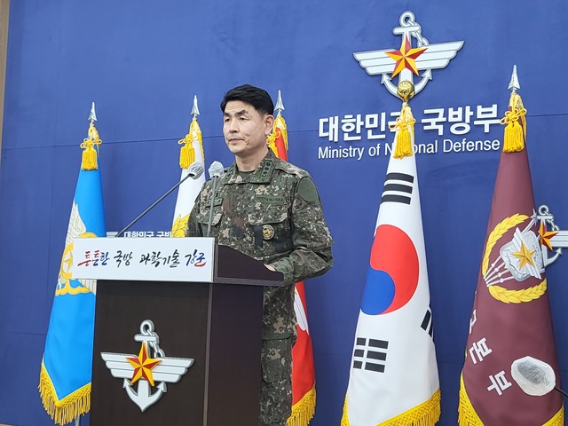 ▲ 김준락 합동참모본부 공보실장이 3일 오전 국방부 브리핑룸에서 북의 미사일 도발에 대해 합참의 입장을 밝히고 있다. ⓒ이바름 기자