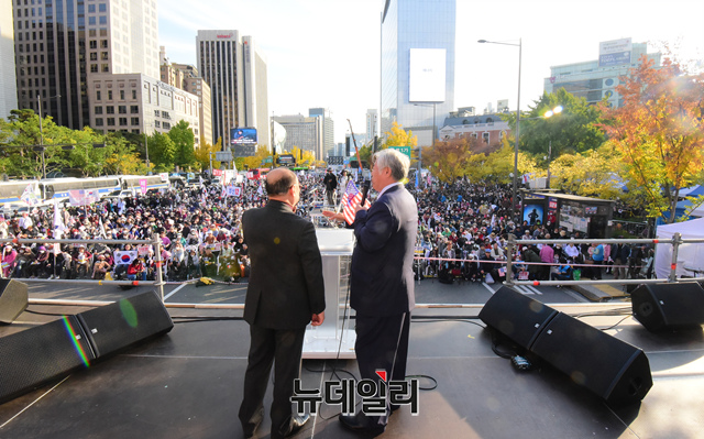 ▲ '자유통일 주사파 척결 국민대회'가 지난달 29일 오후 서울 광화문 세종대로에서 전광훈 목사가 이끄는 자유통일당 주최로 열리고 있다. ⓒ이종현 기자
