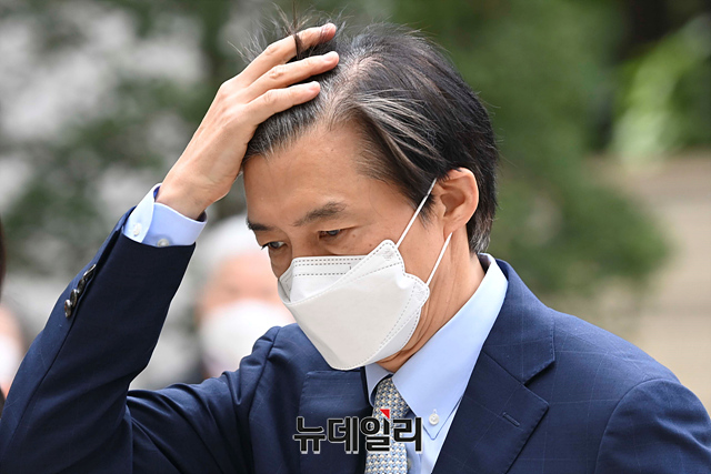 ▲ 뇌물수수 등 혐의를 받고 있는 조국 전 법무부 장관이 지난달 14일 오전 서울 서초구 중앙지법에서 열린 공판에 출석하고 있다. ⓒ강민석 기자