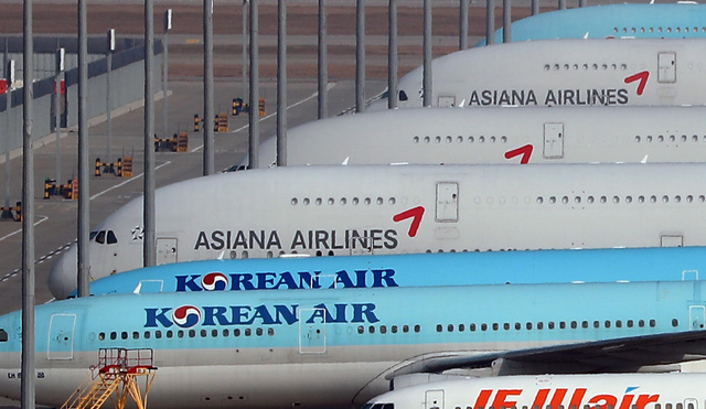 ▲ 인천국제공항 전망대에서 바라본 계류장에 대한항공과 아시아나항공 여객기가 보이고 있다. ⓒ뉴시스