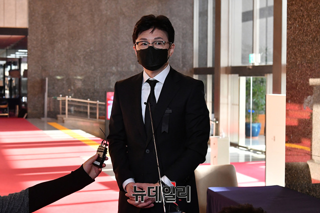 ▲ 한동훈 법무부 장관이 지난 2일 오전 국회에서 열린 법제사법위원회 전체회의 출석에 앞서 기자들의 질문에 답하고 있다. ⓒ이종현 기자