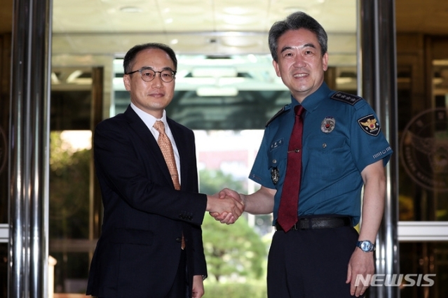 ▲ 이원석(왼쪽) 신임 검찰총장이 지난 9월 19일 오전 서울 서대문구 경찰청을 찾아 윤희근 경찰청장과 악수하고 있다. ⓒ뉴시스
