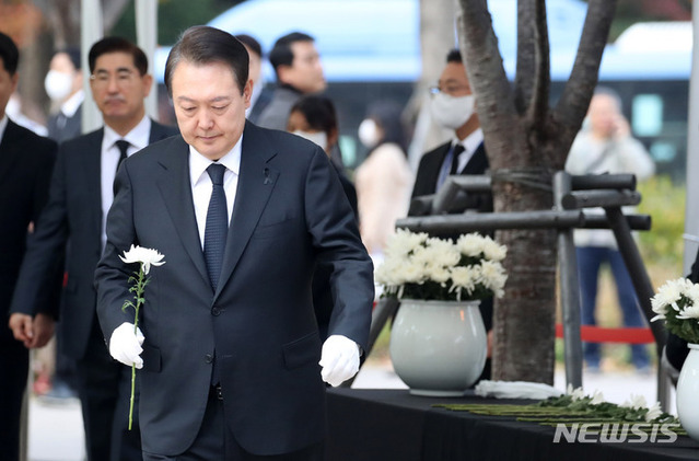 ▲ 윤석열 대통령이 3일 서울광장에 마련된 이태원 사고 사망자 합동분향소에서 헌화를 위해 이동하고 있다.ⓒ뉴시스