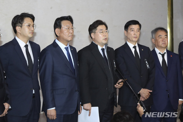 ▲ 박찬대(왼쪽에서 세번째) 더불어민주당 이태원 참사기구 본부장을 비롯한 민주당 의원들이 3일 오후 서울지방경찰청 항의 방문을 마치고 기자들 질문에 답변하고 있다.ⓒ뉴시스