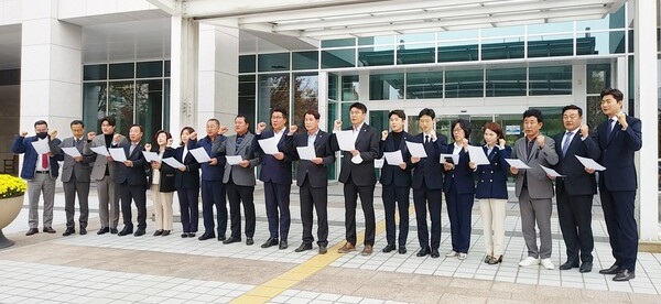 ▲ 대전시의회 의원들이 3일 대전시의회 앞에서 방사청 대전이전을 촉구하는 결의대회를 갖고 있다.ⓒ대전시의회