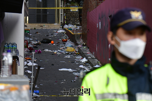 ▲ 이태원 핼러윈 참사가 발생한 해밀톤호텔 인근의 보행로를 넓혀야 한다고 지적한 정부 보고서가 수년 전부터 작성된 것으로 드러났다. 이태원 참사 원인으로 좁은 통로로 인한 보행 과밀현상과 보행자 병목현상이 지목되고 있는 만큼 과거 보고서를 무시한 지난 정부는 비난을 피할 수 없을 것으로 보인다. 지난달 29일 대형 압사 참사가 발생한 서울 용산구 이태원 사고 현장을 경찰이 통제하고 있다.ⓒ이종현 기자