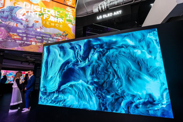 ▲ LG전자가 홍콩 퀸즈로드에서 열리는 디지털 아트페어에서 올레드 TV 118대 등 혁신 디스플레이로 예술 작품을 선보였다. 컨트롤러와 사운드 시스템을 내장한 136형 올인원 LED 사이니지가 전시장 입구에 설치돼 있는 모습. ⓒLG전자