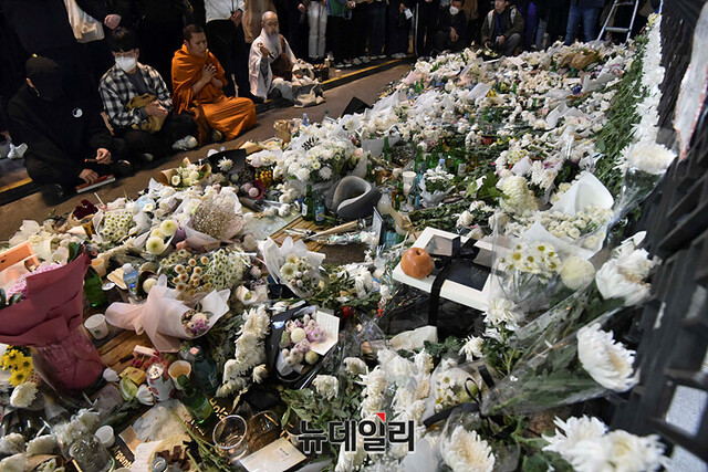 ▲ 서울 용산구 지하철 6호선 이태원역 1번 출구 앞에 마련된 '이태원 참사' 희생자 추모 공간.ⓒ뉴데일리DB