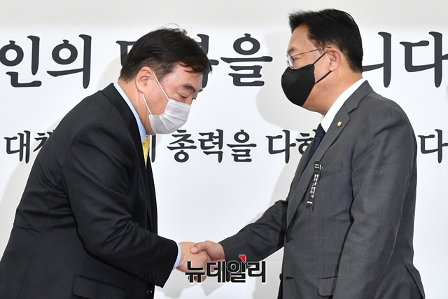 ▲ 국민의힘 정진석 비상대책위원장이 4일 오전 서울 여의도 국회에서 싱하이밍 주한중국대사를 접견, 악수하고 있다. ⓒ이종현 기자