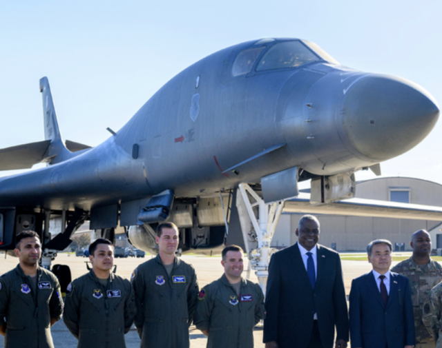 ▲ B-1폭격기 앞 한미 국방부장관ⓒ뉴시스