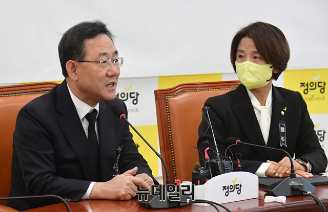 ▲ 주호영 국민의힘 원내대표가 4일 오전 국회에서 이은주 정의당 원내대표를 예방해 대화를 나누고 있다.ⓒ이종현 기자