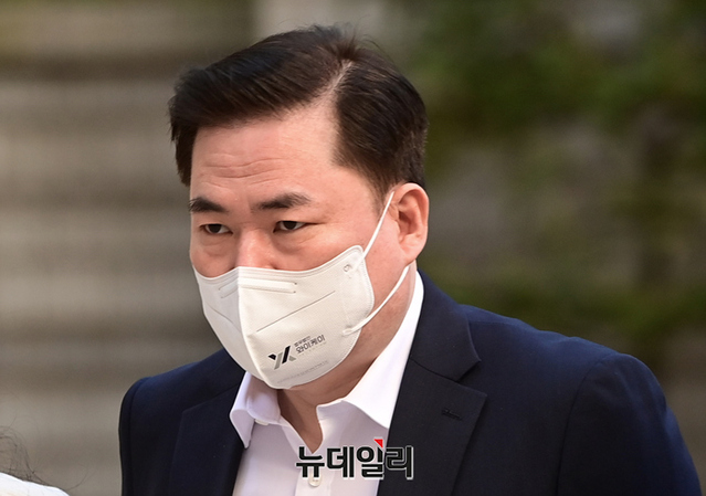 ▲ 신변보호를 받고 있는 유동규 전 성남도시개발공사 기획본부장이 4일 오전 서울 서초구 중앙지법에서 열린 공판에 출석하고 있다. ⓒ정상윤 기자