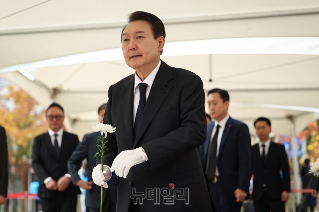 ▲ 윤석열 대통령이 지난 3일 오전 서울시청광장에 마련된 이태원 사고 사망자 합동분향소를 찾아 조문했다.ⓒ대통령실 제공