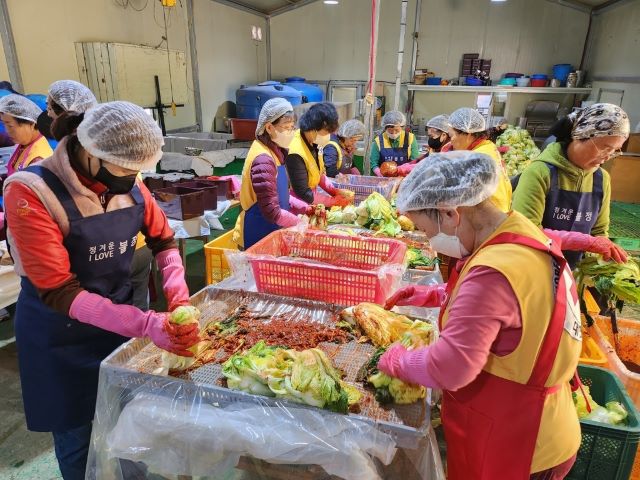 ▲ 괴산군 불정면 적십자봉사회 회원들이 김장 나눔 행사에 참여하고 있다.ⓒ괴산군