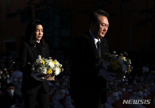 ▲ 윤석열 대통령과 부인 김건희 여사가 4일 서울 종로구 조계사에서 열린 이태원 참사 희생영가 추모 위령법회에서 헌화하고 있다. ⓒ뉴시스