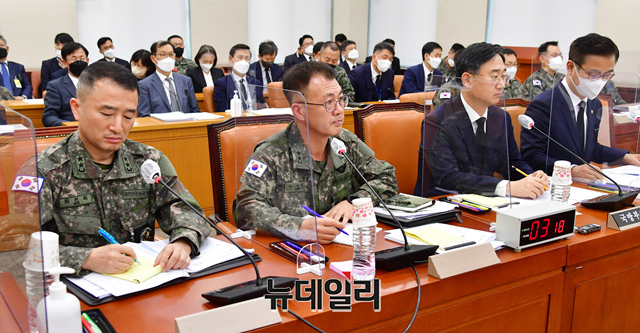 ▲ 송선태 5·18민주화운동 진상규명조사위원장·신범철 국방부 차관·엄동환 방위사업청장 등이 4일 국회에서 열린 국방위원회 전체회의에서 자리하고 있다.ⓒ이종현 기자
