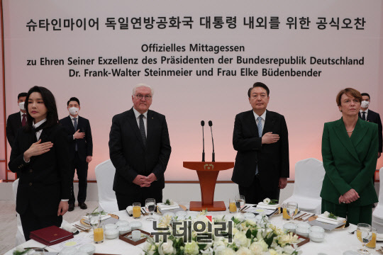 ▲ 윤석열 대통령과 김건희 여사가 4일 서울 용산 대통령실 청사에서 열린 프랑크 발터 슈타인마이어 독일 대통령 내외를 위한 공식 오찬에서 국기에 경례를 하고 있다.ⓒ대통령실 제공