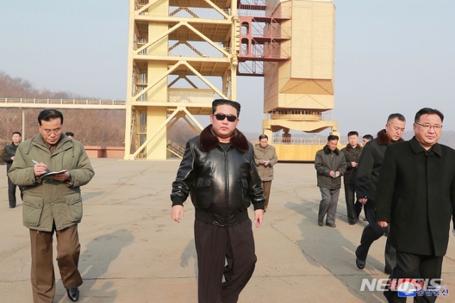 ▲ 북한 조선중앙통신이 지난 3월 공개한 촬영 날짜 미상의 사진에 김정은 북한 국무위원장이 북한 평안북도 동창리 서해위성발사장을 현지 지도하고 있다. ⓒ뉴시스